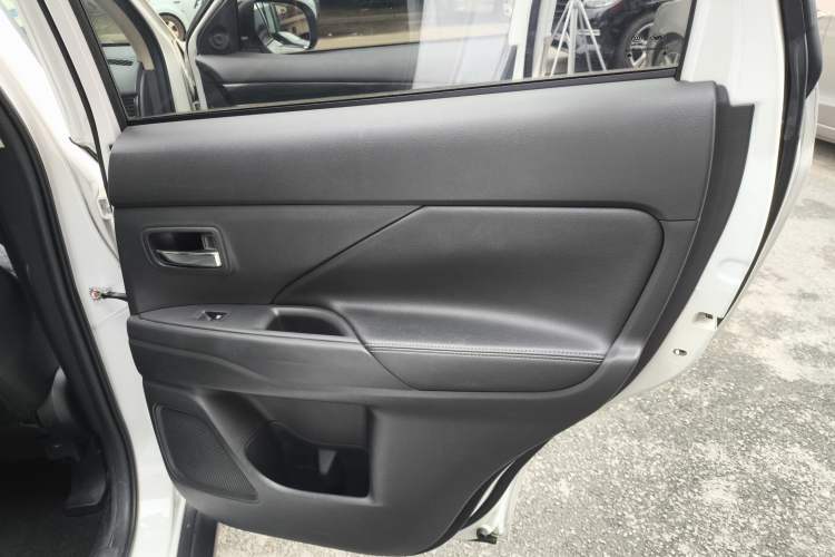 Used Mitsubishi Outlander 2017 2.0L Two-Wheel Drive Glory Edition 5 Seats Right Rear Door Interior