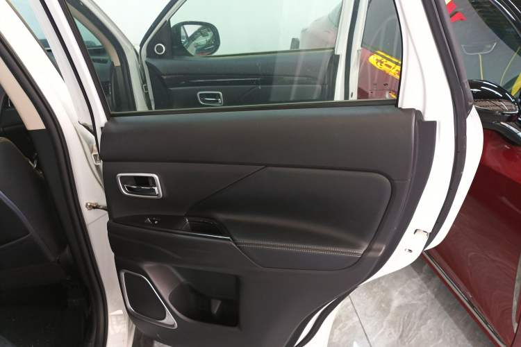 Used Mitsubishi Outlander 2017 2.0L Two-Wheel Drive Glory Edition 5 Seats Right Rear Door Interior