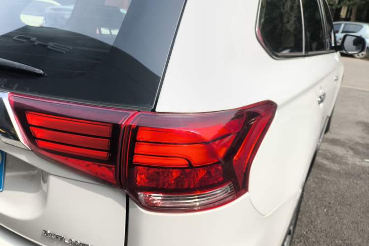 Used Mitsubishi Outlander 2017 2.0L Two-Wheel Drive Glory Edition 5 Seats Right Rear Taillight
