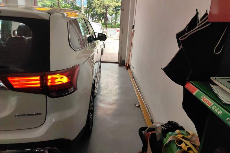 Used Mitsubishi Outlander 2017 2.0L Two-Wheel Drive Glory Edition 5 Seats Right Rear Taillight