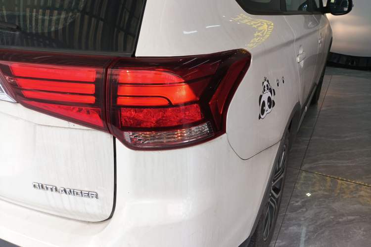 Used Mitsubishi Outlander 2017 2.0L Two-Wheel Drive Glory Edition 5 Seats Right Rear Taillight