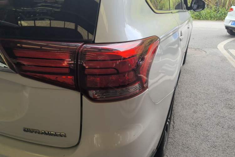 Used Mitsubishi Outlander 2017 2.0L Two-Wheel Drive Glory Edition 5 Seats Right Rear Taillight