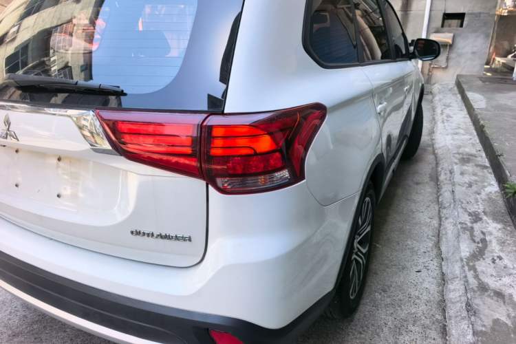 Used Mitsubishi Outlander 2017 2.0L Two-Wheel Drive Glory Edition 5 Seats Right Rear Taillight