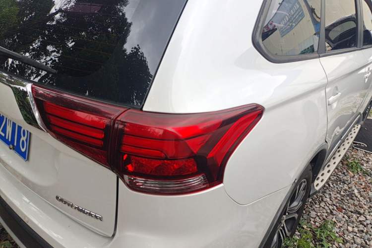 Used Mitsubishi Outlander 2017 2.0L Two-Wheel Drive Glory Edition 5 Seats Right Rear Taillight