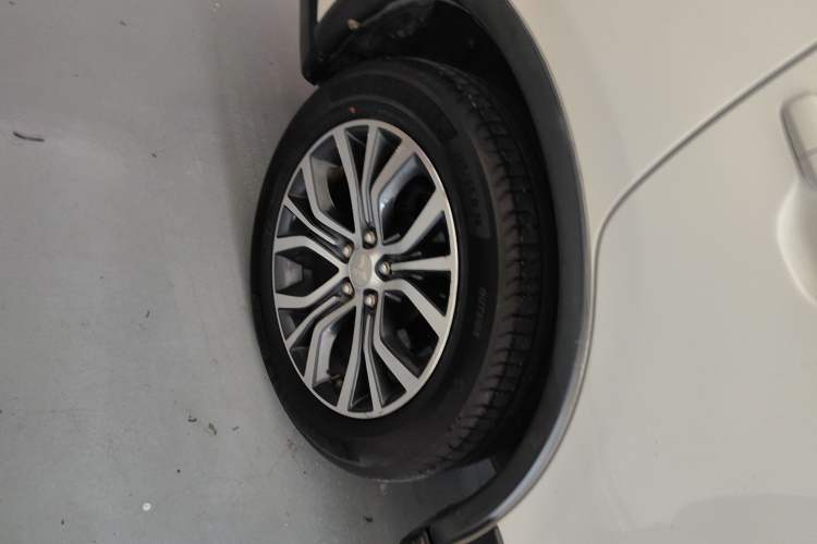 Used Mitsubishi Outlander 2017 2.0L Two-Wheel Drive Glory Edition 5 Seats Right Rear Wheel Hub