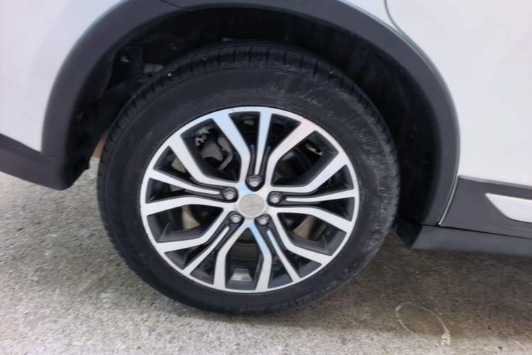 Used Mitsubishi Outlander 2017 2.0L Two-Wheel Drive Glory Edition 5 Seats Right Rear Wheel Hub