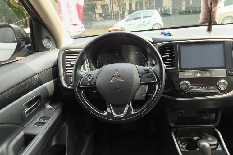Used Mitsubishi Outlander 2017 2.0L Two-Wheel Drive Glory Edition 5 Seats Steering Wheel