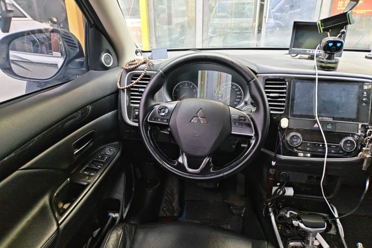 Used Mitsubishi Outlander 2017 2.0L Two-Wheel Drive Glory Edition 5 Seats Steering Wheel