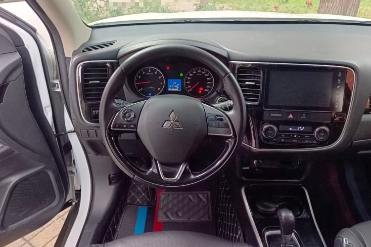 Used Mitsubishi Outlander 2017 2.0L Two-Wheel Drive Glory Edition 5 Seats Steering Wheel