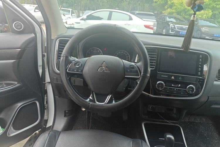 Used Mitsubishi Outlander 2017 2.0L Two-Wheel Drive Glory Edition 5 Seats Steering Wheel