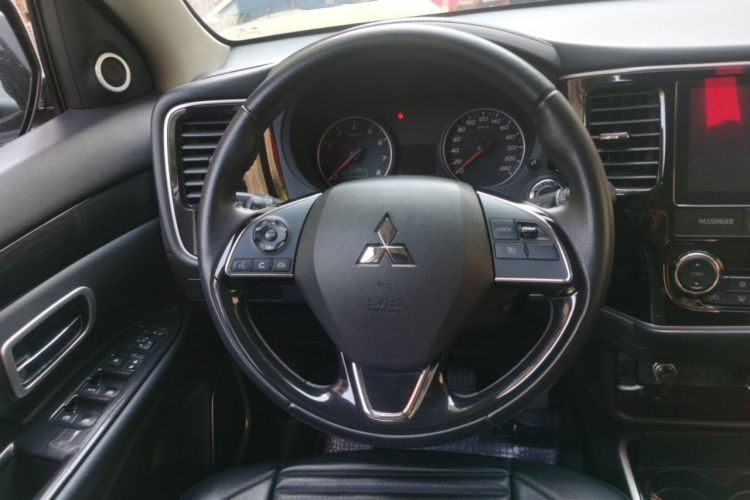Used Mitsubishi Outlander 2017 2.0L Two-Wheel Drive Glory Edition 5 Seats Steering Wheel