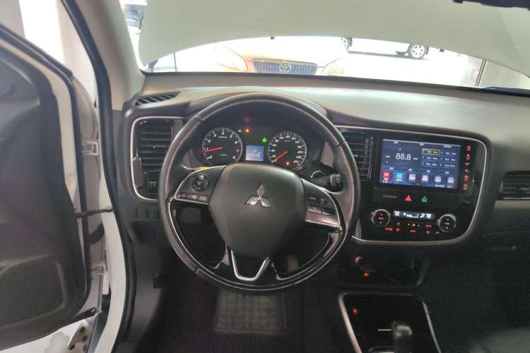 Used Mitsubishi Outlander 2017 2.0L Two-Wheel Drive Glory Edition 5 Seats Steering Wheel