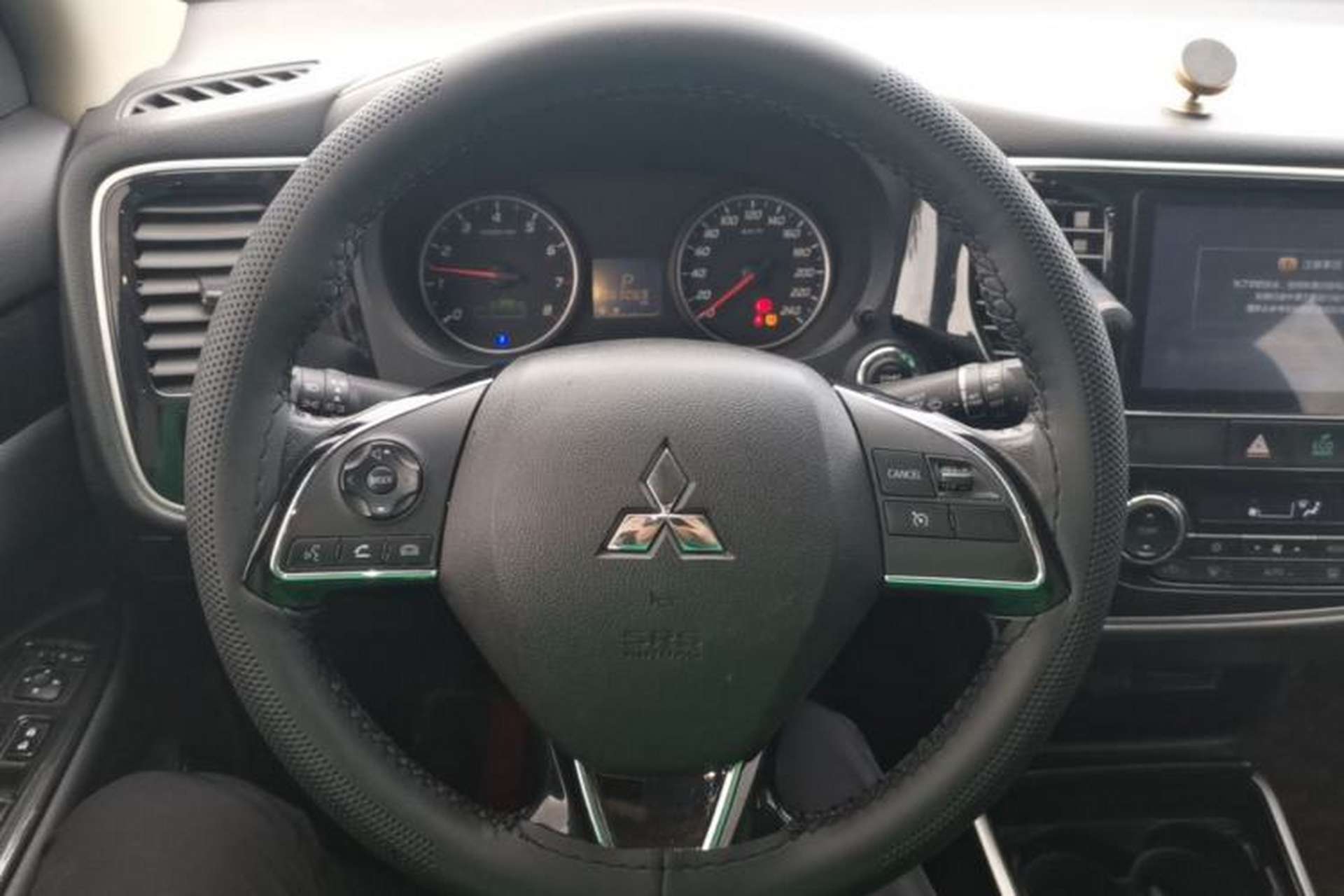 Used Mitsubishi Outlander 2017 2.0L Two-Wheel Drive Glory Edition 5 Seats Steering Wheel