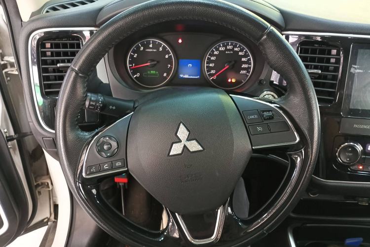 Used Mitsubishi Outlander 2017 2.0L Two-Wheel Drive Glory Edition 5 Seats Steering Wheel