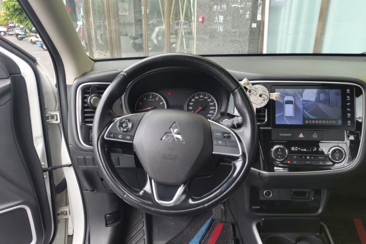 Used Mitsubishi Outlander 2017 2.0L Two-Wheel Drive Glory Edition 5 Seats Steering Wheel