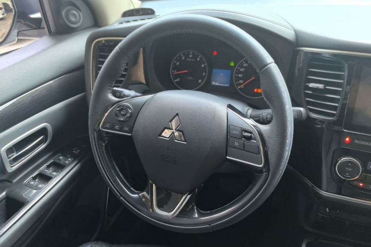 Used Mitsubishi Outlander 2017 2.0L Two-Wheel Drive Glory Edition 5 Seats Steering Wheel
