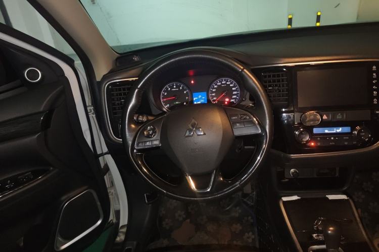 Used Mitsubishi Outlander 2017 2.0L Two-Wheel Drive Glory Edition 5 Seats Steering Wheel