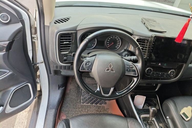 Used Mitsubishi Outlander 2017 2.0L Two-Wheel Drive Glory Edition 5 Seats Steering Wheel