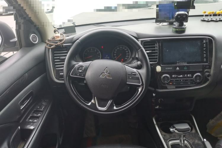 Used Mitsubishi Outlander 2017 2.0L Two-Wheel Drive Glory Edition 5 Seats Steering Wheel