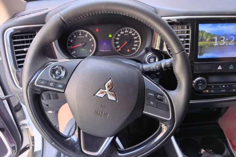 Used Mitsubishi Outlander 2017 2.0L Two-Wheel Drive Glory Edition 5 Seats Steering Wheel