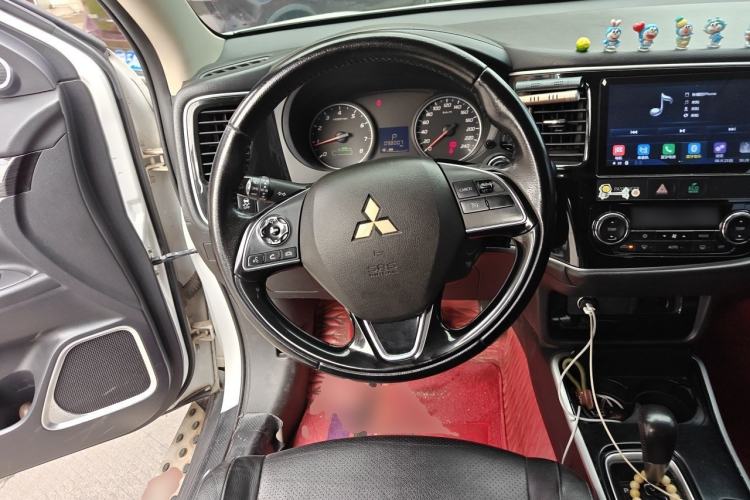Used Mitsubishi Outlander 2017 2.0L Two-Wheel Drive Glory Edition 5 Seats Steering Wheel