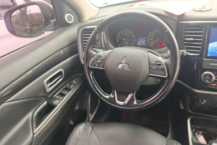 Used Mitsubishi Outlander 2017 2.0L Two-Wheel Drive Glory Edition 5 Seats Steering Wheel