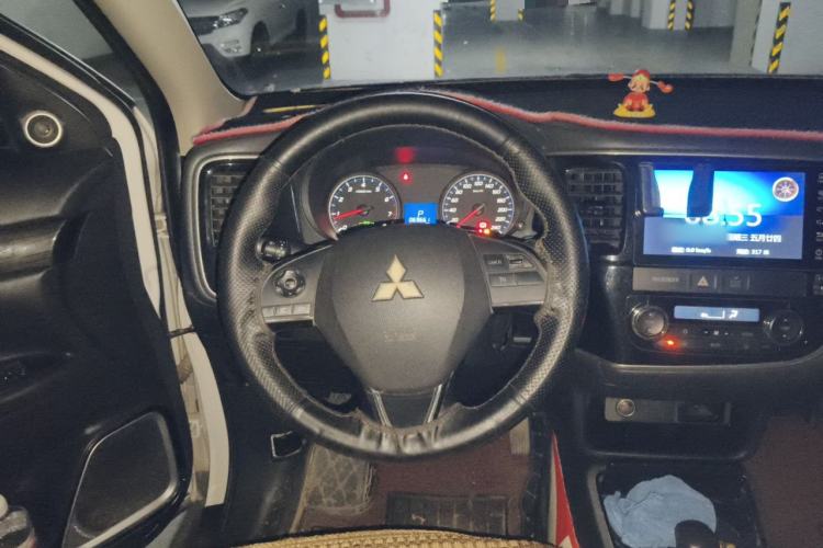 Used Mitsubishi Outlander 2017 2.0L Two-Wheel Drive Glory Edition 5 Seats Steering Wheel