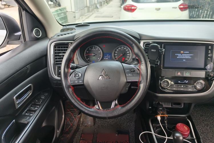 Used Mitsubishi Outlander 2017 2.0L Two-Wheel Drive Glory Edition 5 Seats Steering Wheel