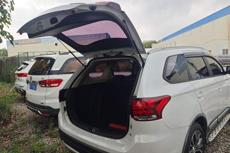 Used Mitsubishi Outlander 2017 2.0L Two-Wheel Drive Glory Edition 5 Seats Trunk