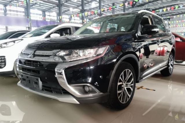 Ojetý Mitsubishi Outlander 2018 2.0L Two-Wheel Drive Glory Edition 5 Seats