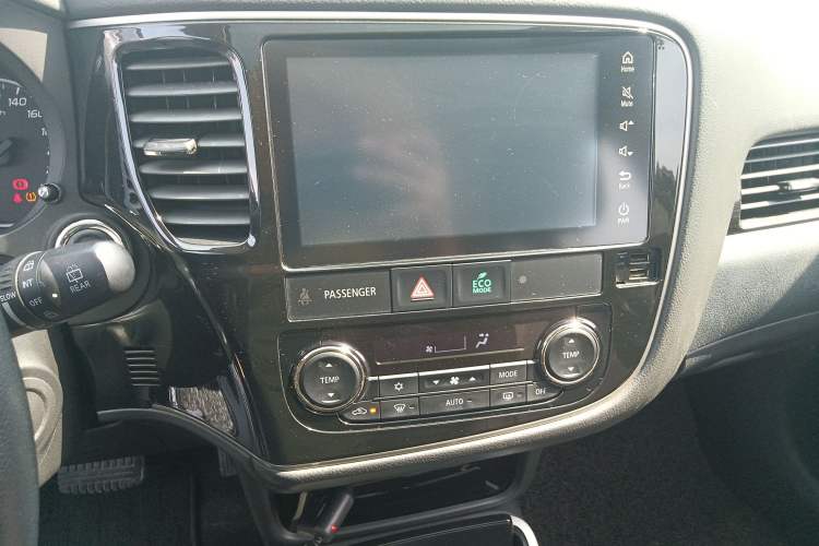 Used Mitsubishi Outlander 2018 2.0L Two-Wheel Drive Glory Edition 5 Seats Audio And AC Panel