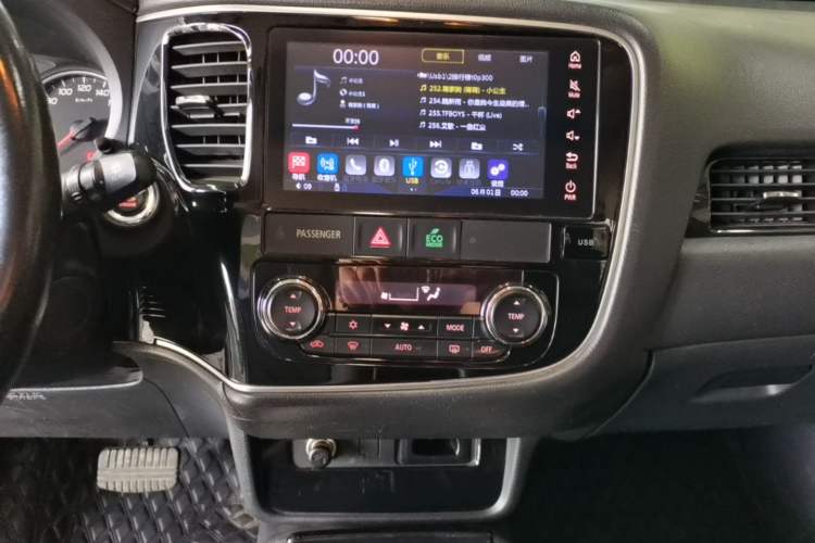 Used Mitsubishi Outlander 2018 2.0L Two-Wheel Drive Glory Edition 5 Seats Audio And AC Panel