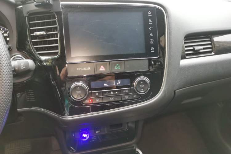 Used Mitsubishi Outlander 2018 2.4L 4x4 Luxury Edition 7-Seater Audio And AC Panel