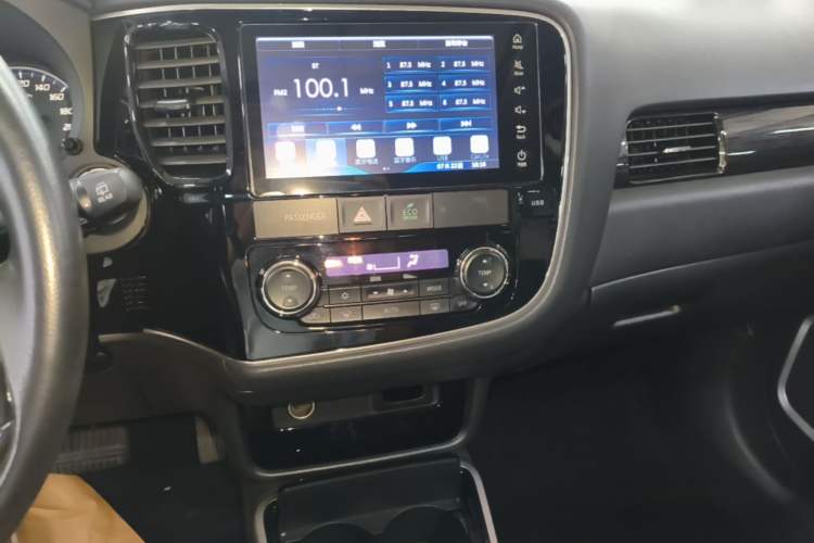 Used Mitsubishi Outlander 2018 2.0L Two-Wheel-Drive Jiale Edition 7-Seater Audio And AC Panel