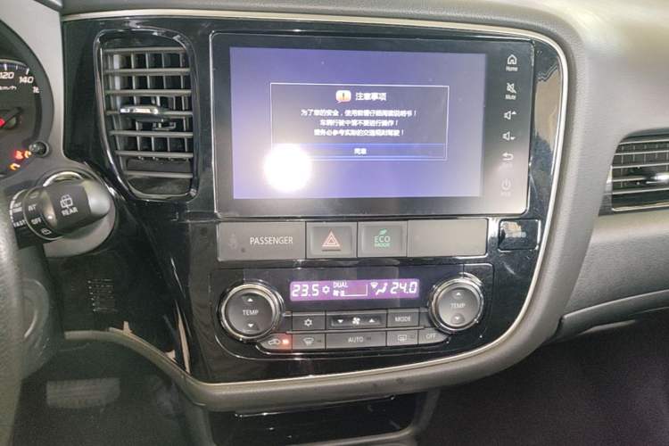 Used Mitsubishi Outlander 2018 2.0L Two-Wheel-Drive Jiale Edition 7-Seater Audio And AC Panel