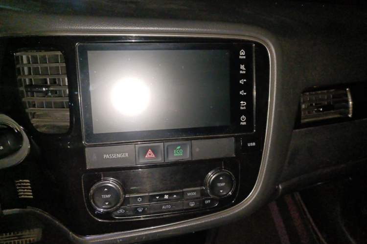 Used Mitsubishi Outlander 2018 2.4L 4x4 Elite Edition 5 Seats Audio And AC Panel
