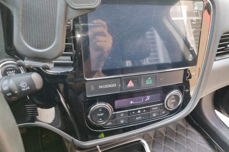 Used Mitsubishi Outlander 2018 2.0L Two-Wheel Drive Glory Edition 5 Seats Audio And AC Panel