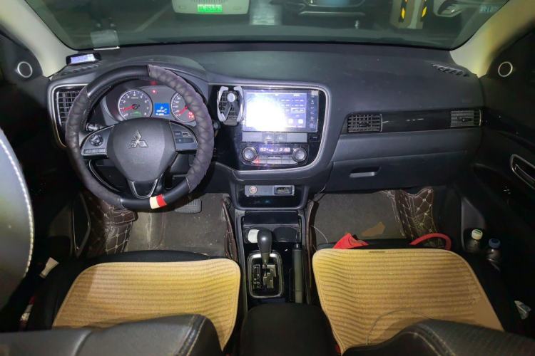 Used Mitsubishi Outlander 2018 2.0L Two-Wheel Drive Glory Edition 5 Seats Center Console