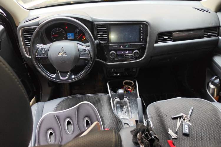 Used Mitsubishi Outlander 2018 2.0L Two-Wheel Drive Glory Edition 5 Seats Center Console