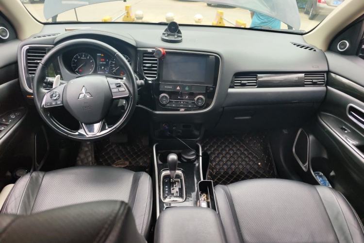 Used Mitsubishi Outlander 2018 2.4L 4x4 Elite Edition 5 Seats Center Console