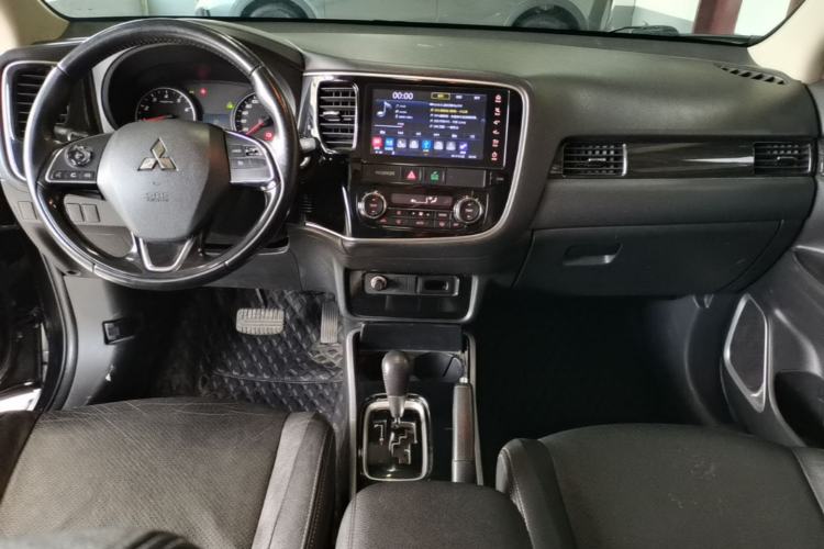 Used Mitsubishi Outlander 2018 2.0L Two-Wheel Drive Glory Edition 5 Seats Center Console