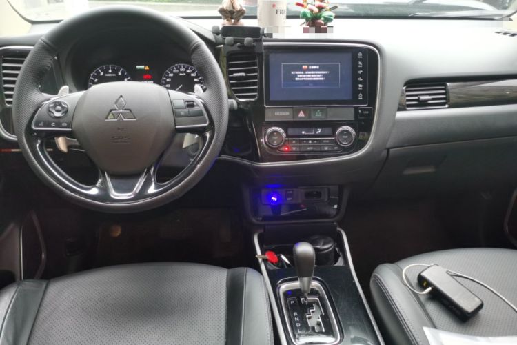 Used Mitsubishi Outlander 2018 2.4L 4x4 Luxury Edition 7-Seater Center Console