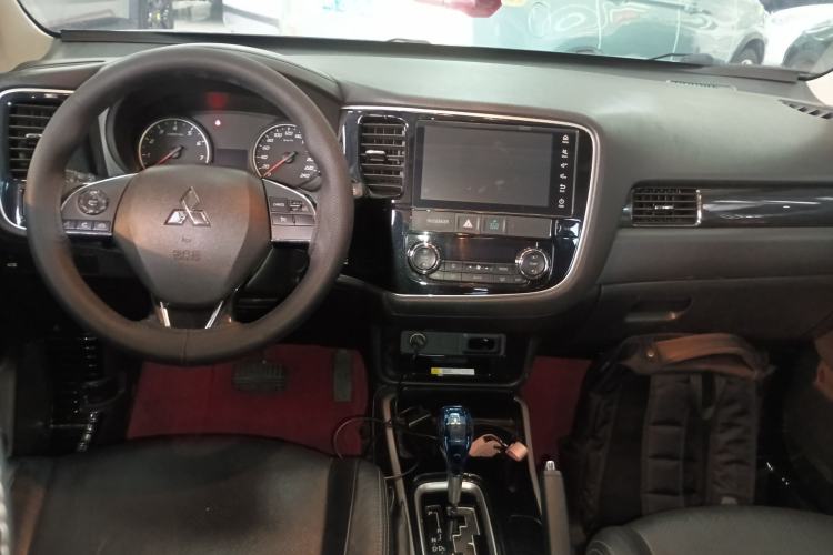 Used Mitsubishi Outlander 2018 2.0L Two-Wheel Drive Glory Edition 5 Seats Center Console