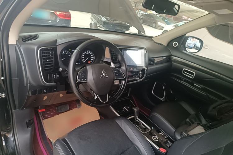 Used Mitsubishi Outlander 2018 2.4L 4x4 Elite Edition 5 Seats Center Console