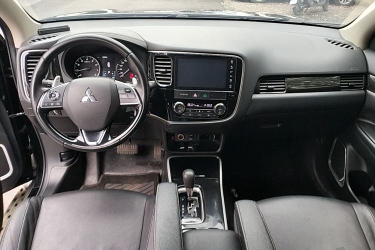 Used Mitsubishi Outlander 2018 2.4L 4x4 Elite Edition 5 Seats Center Console