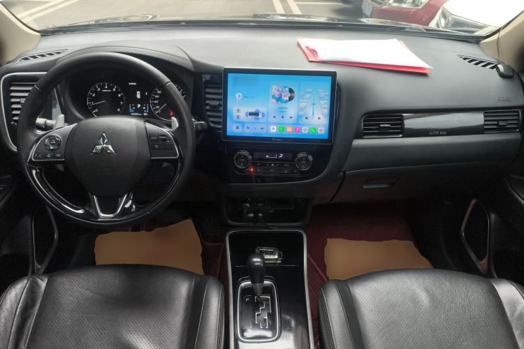 Used Mitsubishi Outlander 2018 2.4L 4x4 Luxury Edition 7-Seater Center Console