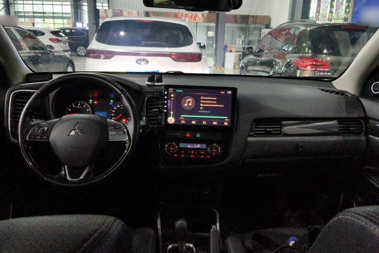 Used Mitsubishi Outlander 2018 2.0L Two-Wheel Drive Glory Edition 5 Seats Center Console