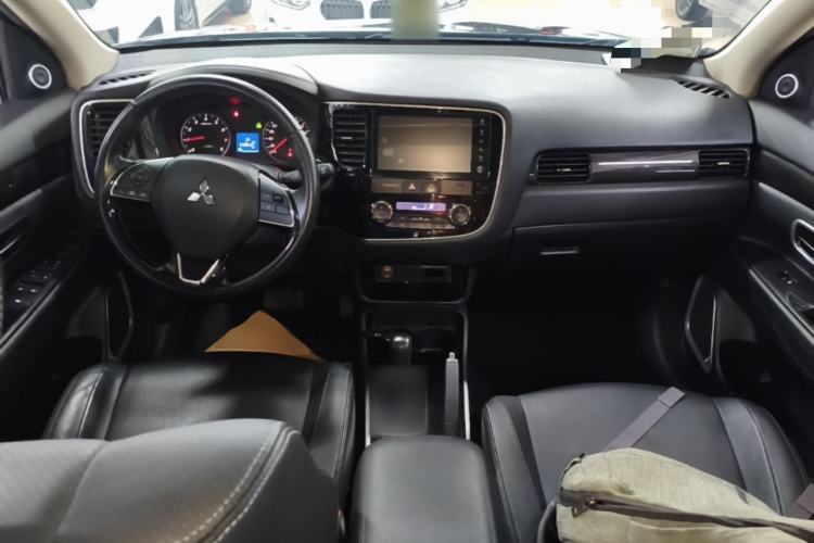 Used Mitsubishi Outlander 2018 2.0L Two-Wheel-Drive Jiale Edition 7-Seater Center Console