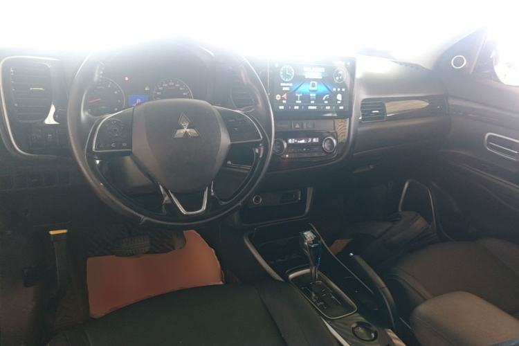 Used Mitsubishi Outlander 2018 2.0L Two-Wheel Drive Glory Edition 5 Seats Center Console