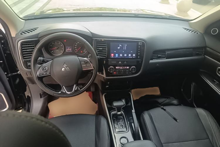 Used Mitsubishi Outlander 2018 2.0L Two-Wheel Drive Glory Edition 5 Seats Center Console